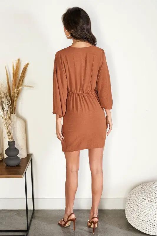 Vestido corto con cinturón anudado al frente cafe by Yanet Collective
