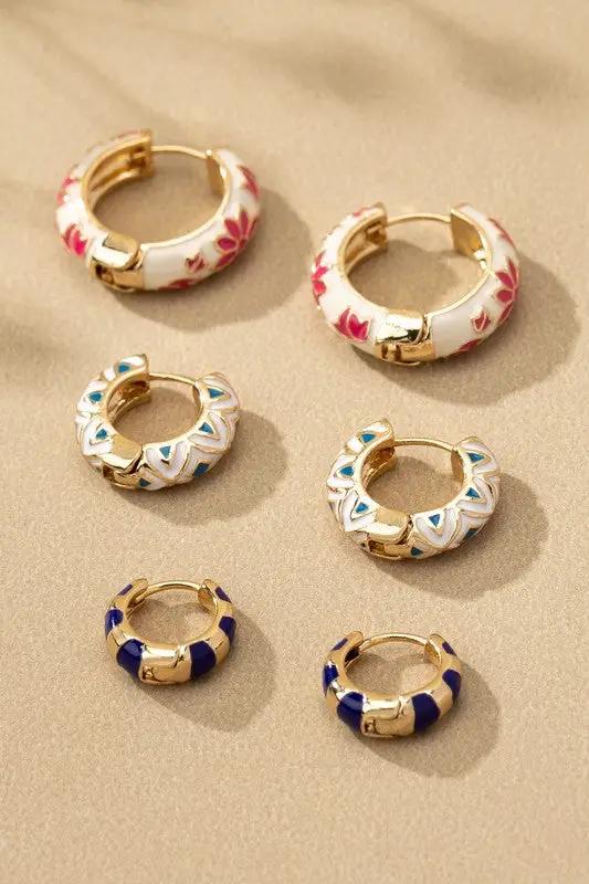 Aros Huggie de Acero Inoxidable para Mujer - Trio Flores y Bloques Esmaltados (Dorado) by LA3accessories