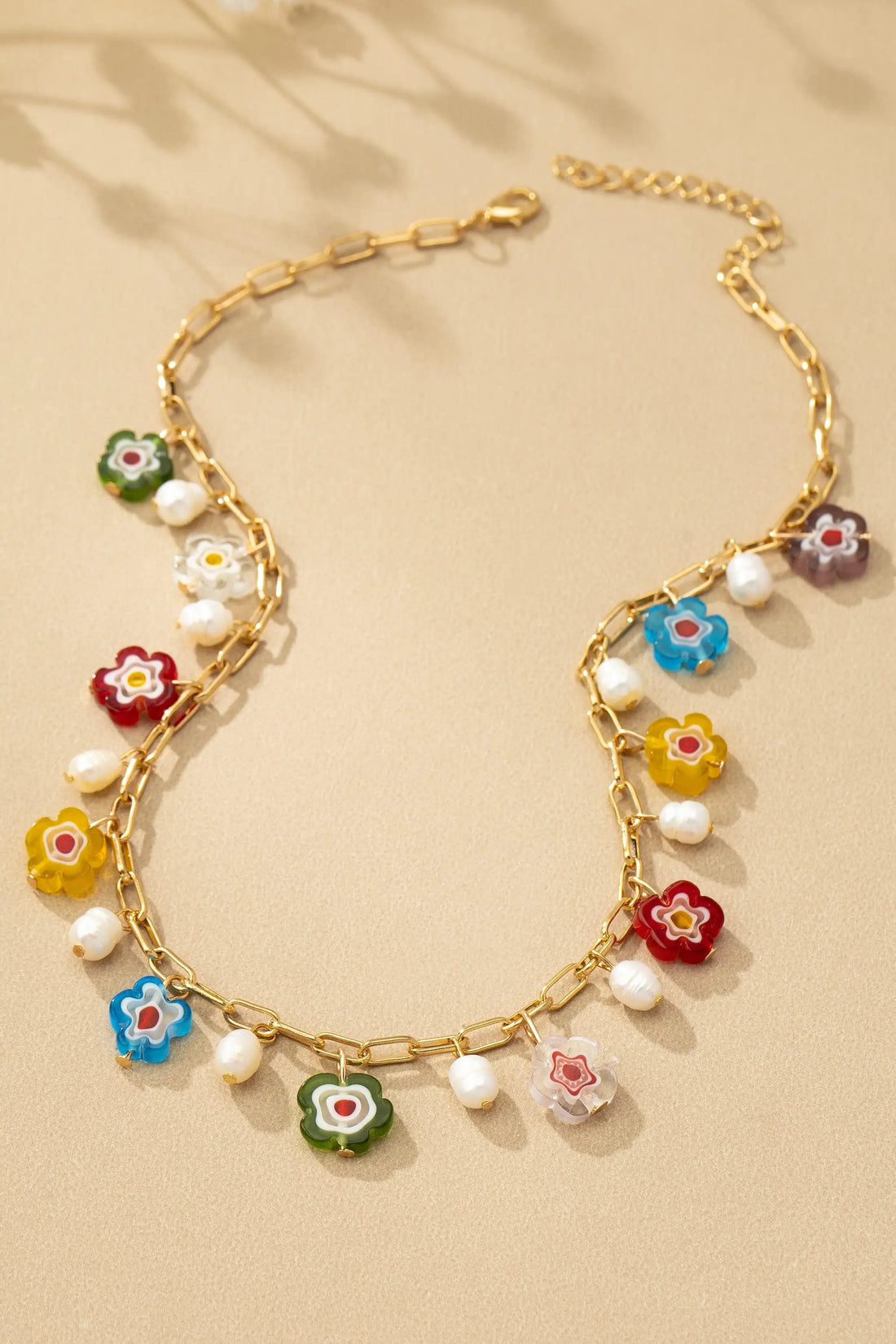 Collar de flor de vidrio esmaltado y perla de agua dulce by Yanet Collective