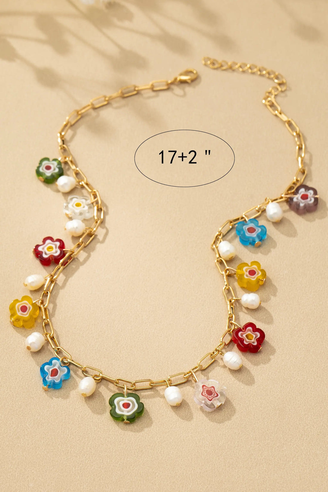 Collar de flor de vidrio esmaltado y perla de agua dulce by Yanet Collective