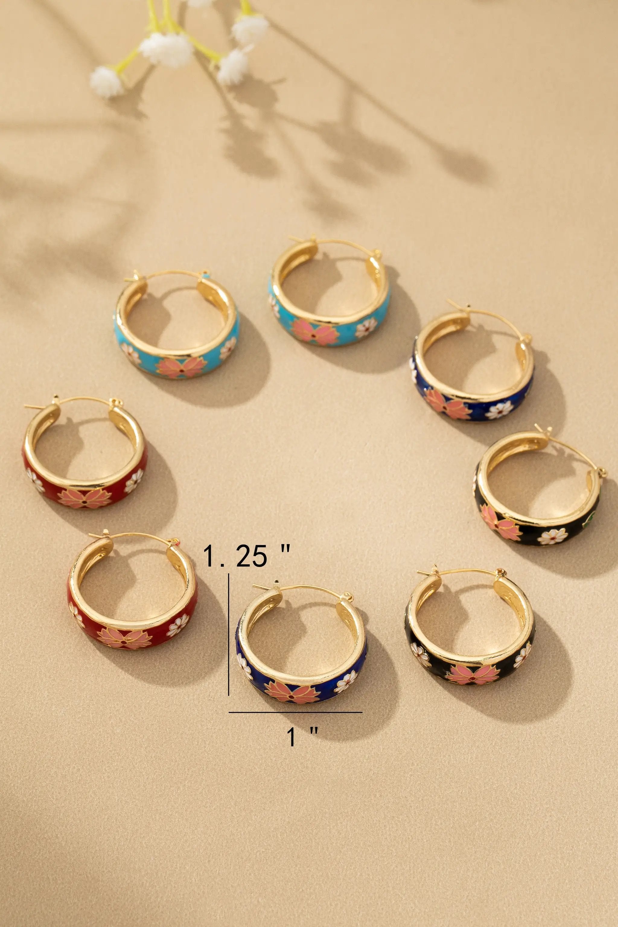 Pendientes de Aro con Flores de Cloisonné: Elegancia Floral Exquisita by Yanet Collective