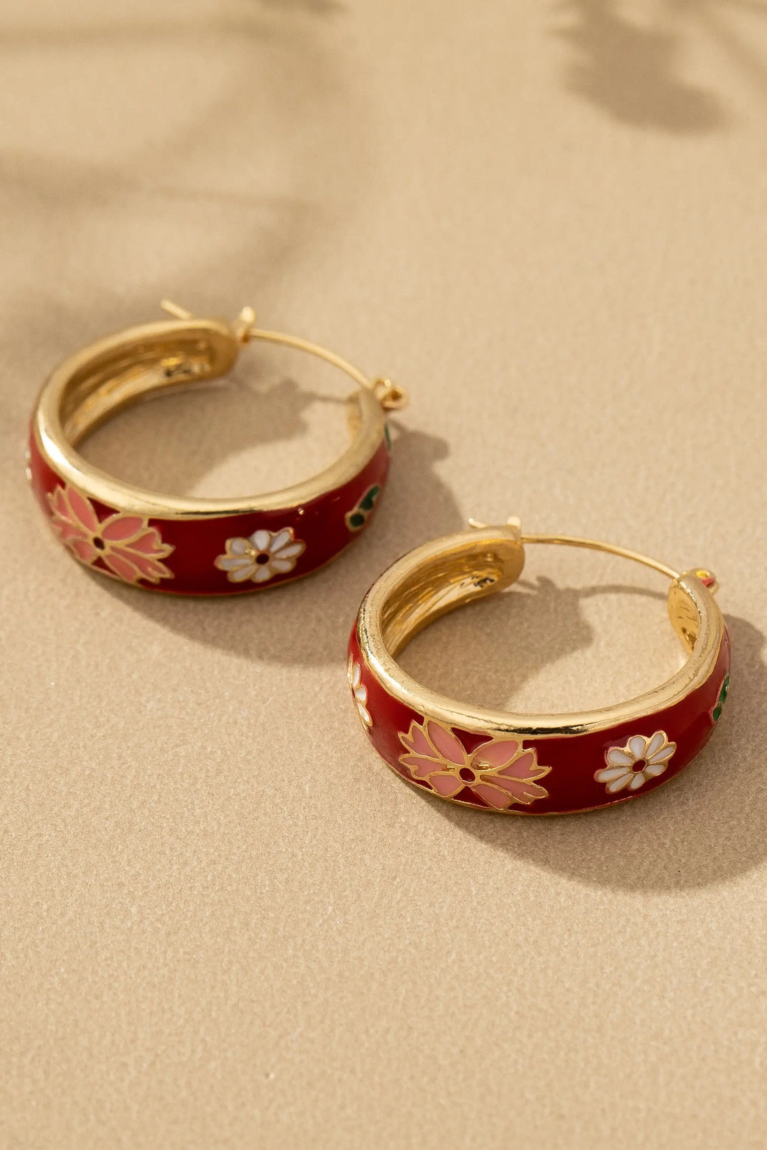 Pendientes de Aro con Flores de Cloisonné: Elegancia Floral Exquisita by Yanet Collective