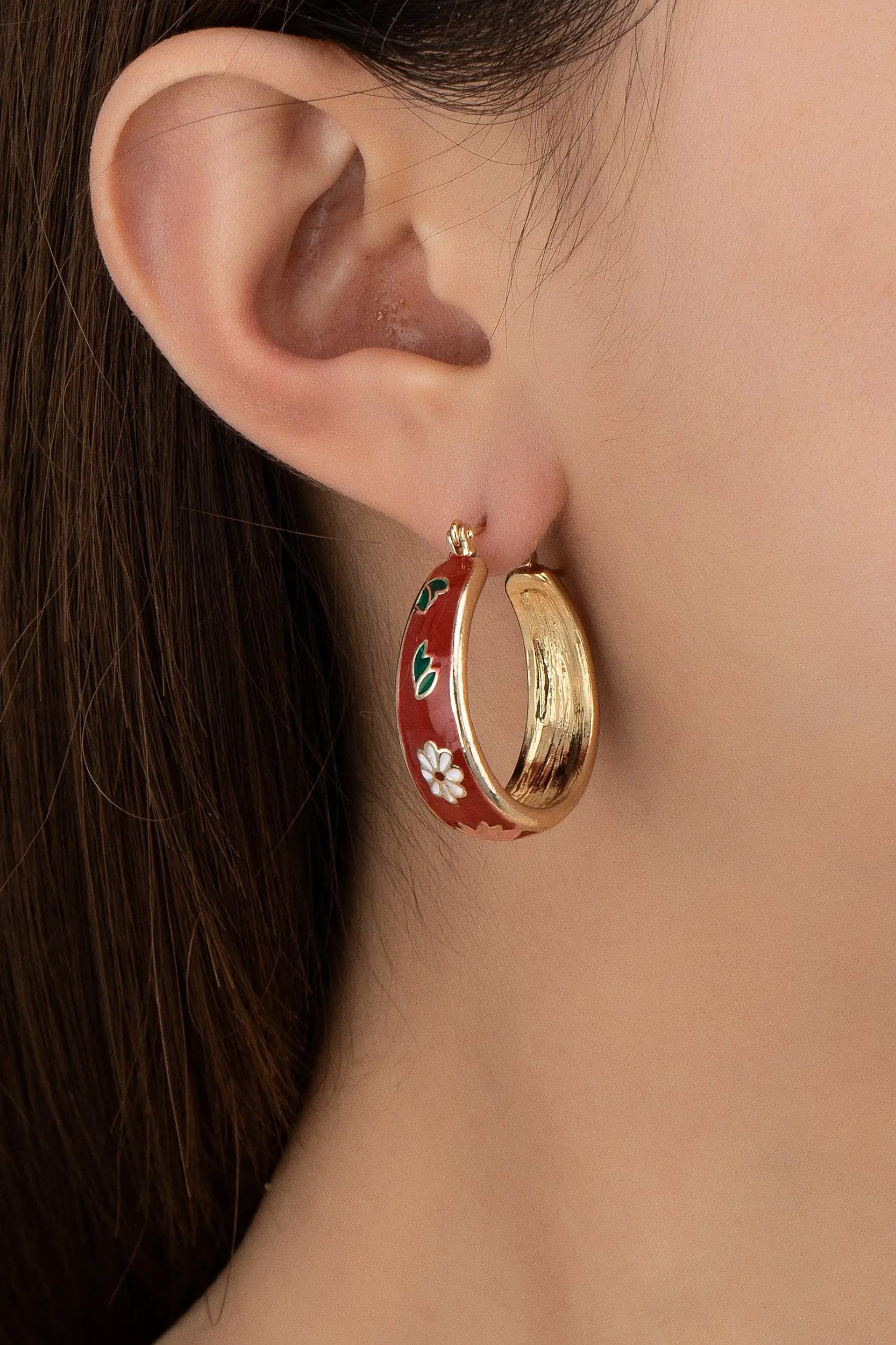 Pendientes de Aro con Flores de Cloisonné: Elegancia Floral Exquisita by Yanet Collective