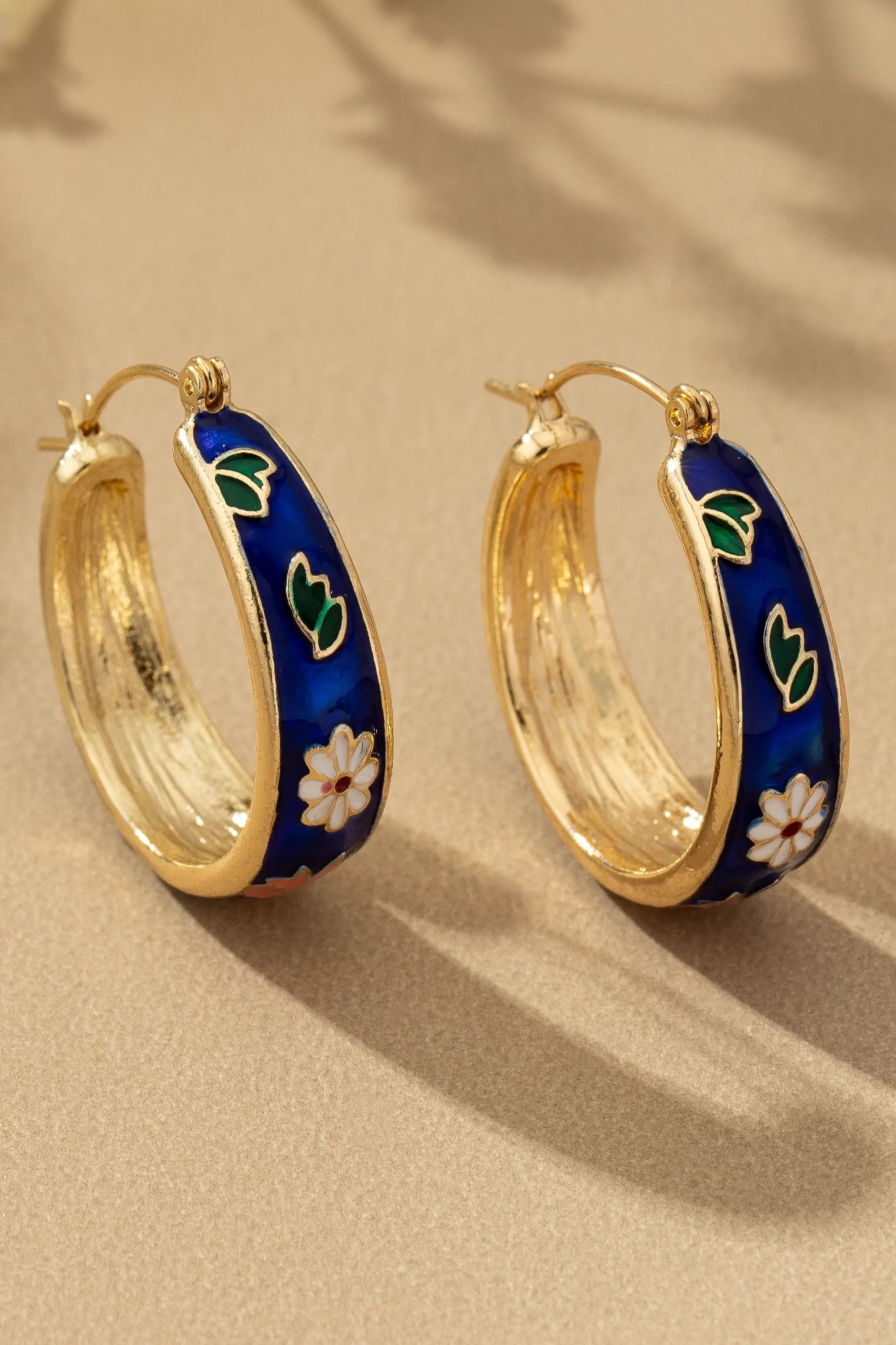 Pendientes de Aro con Flores de Cloisonné: Elegancia Floral Exquisita by Yanet Collective