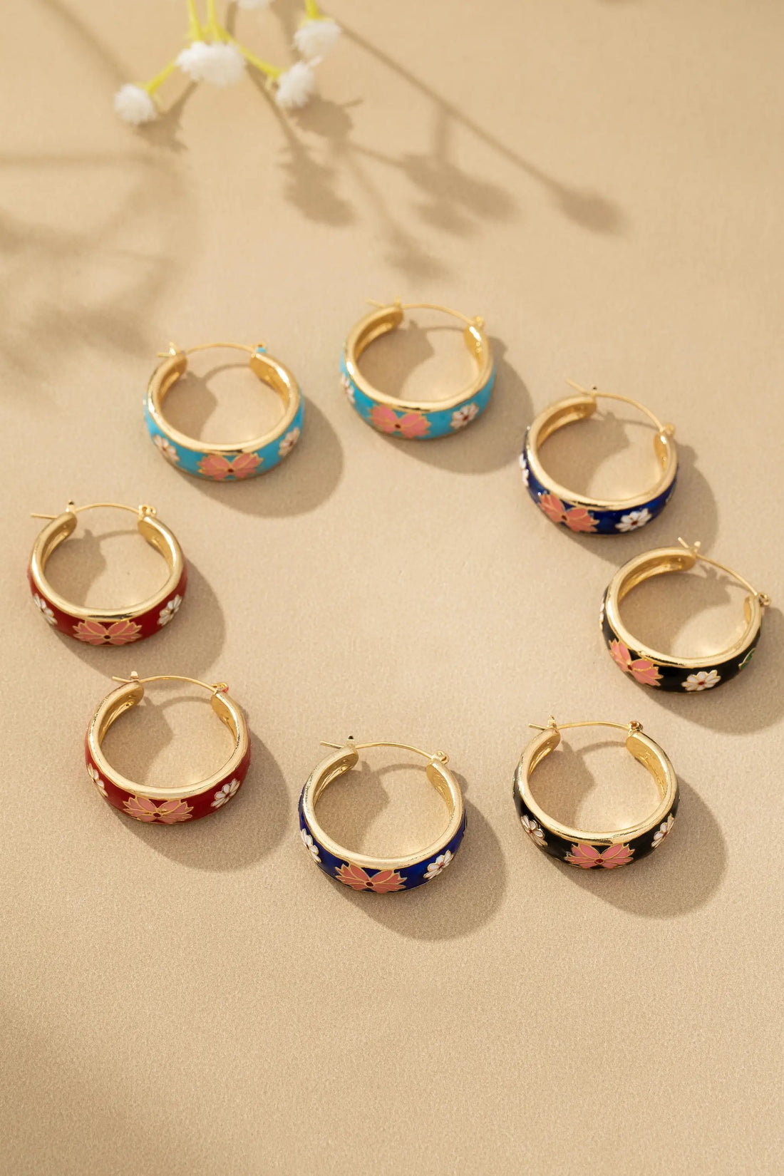 Pendientes de Aro con Flores de Cloisonné: Elegancia Floral Exquisita by Yanet Collective