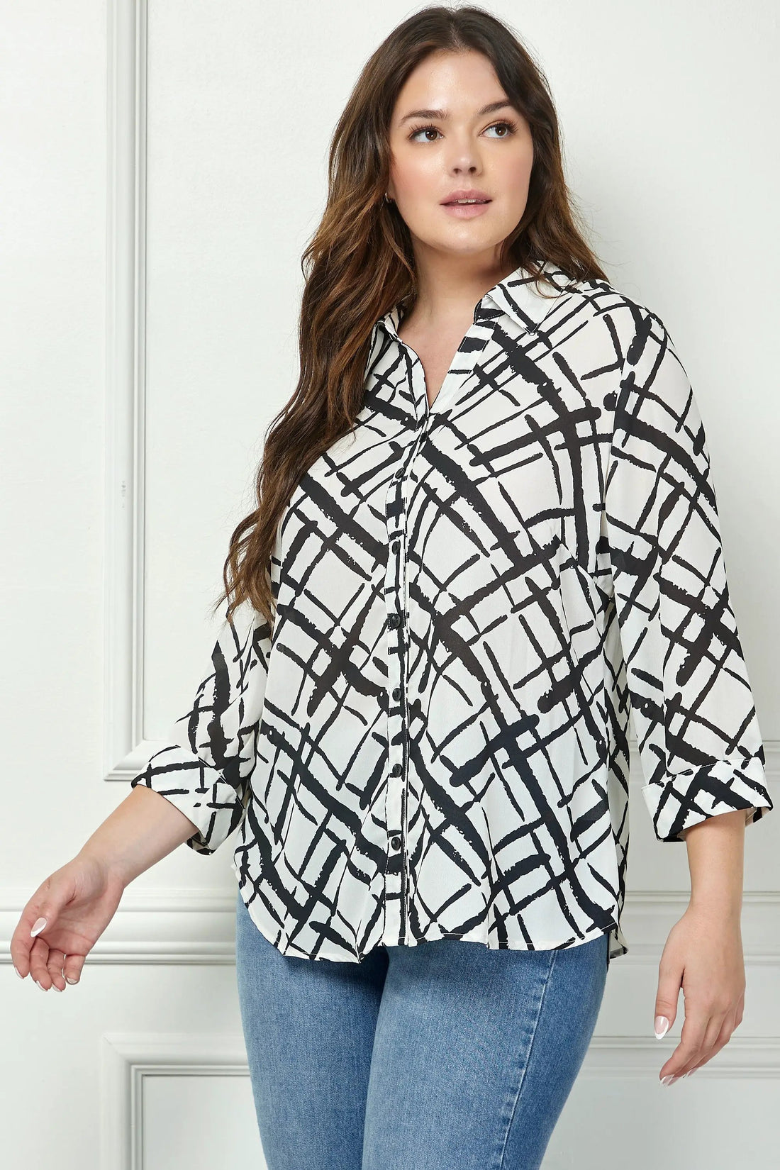 Blusa Plus Size Cuello Abotonado Estampado Abstracto – Talla Grande by Yanet Collective