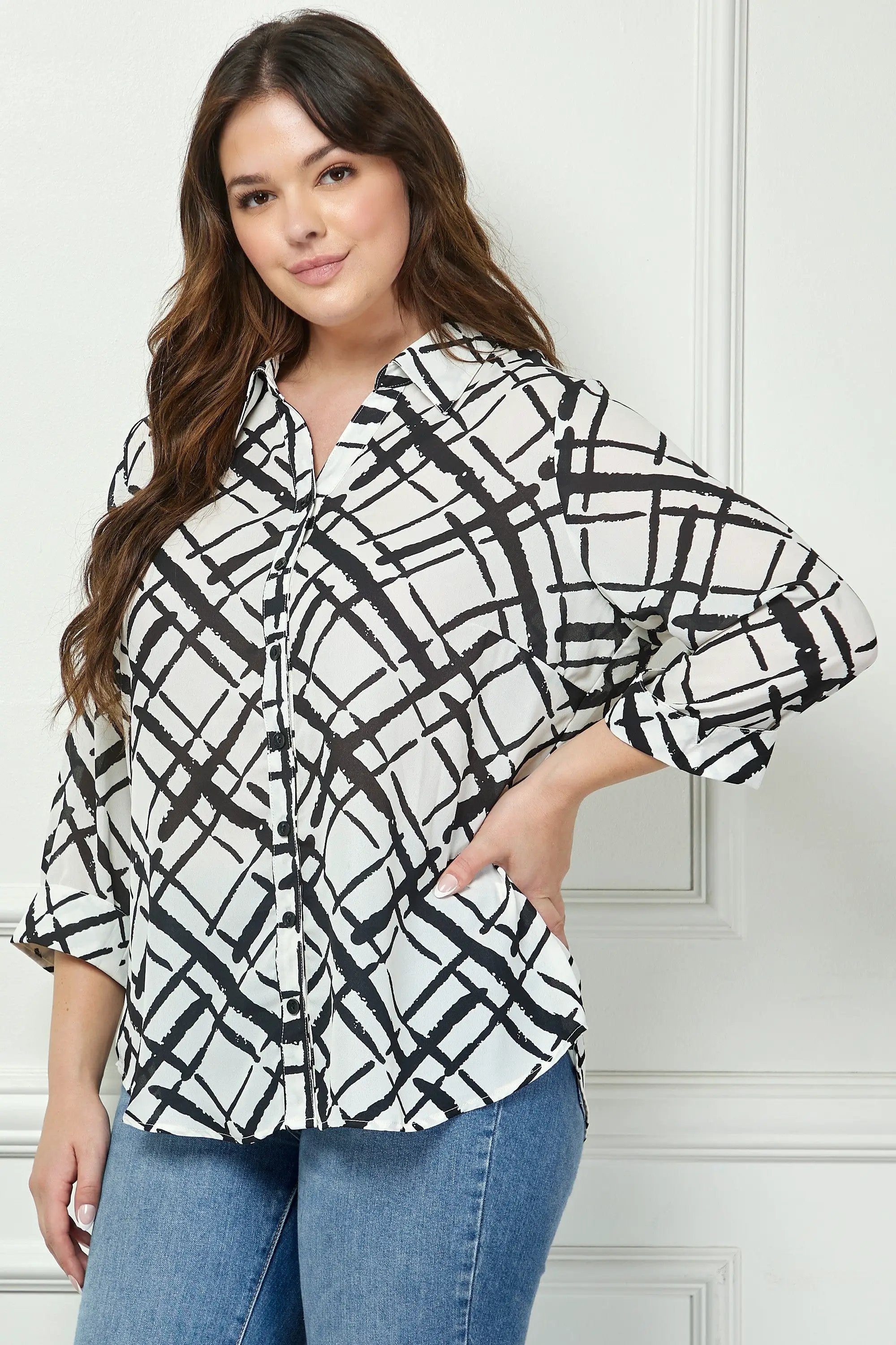 Blusa Plus Size Cuello Abotonado Estampado Abstracto – Talla Grande by Yanet Collective