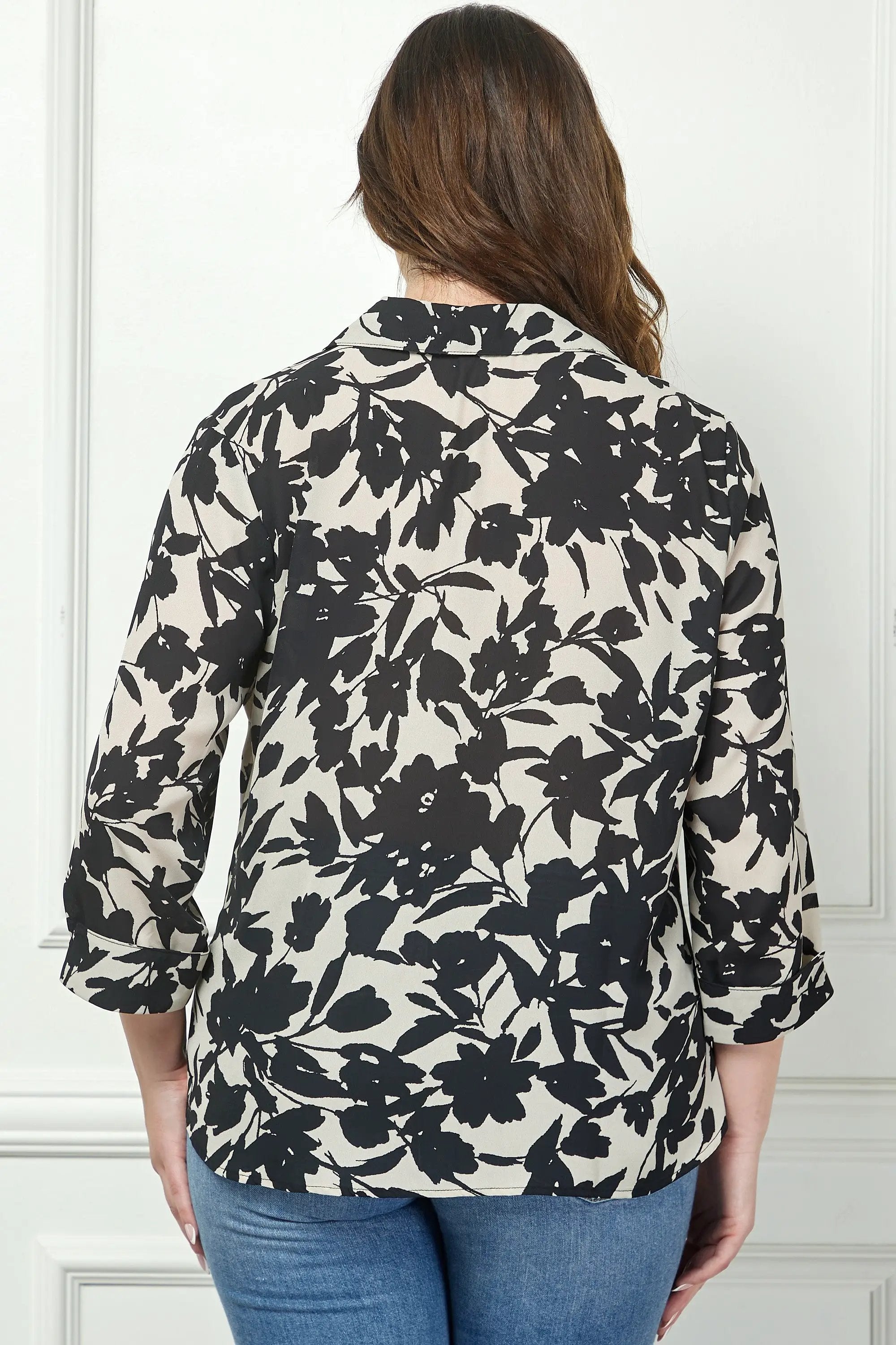 Camisa de Talla Grande con Cuello Johnny y Botones Frontales by Yanet Collective