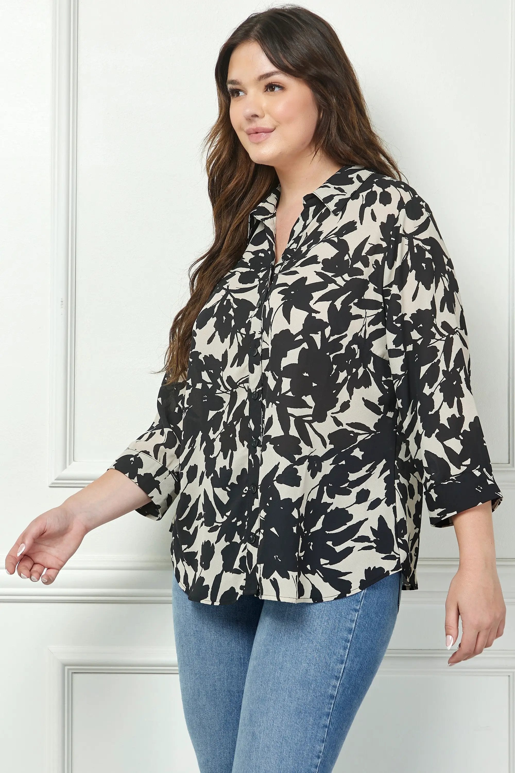 Camisa de Talla Grande con Cuello Johnny y Botones Frontales by Yanet Collective
