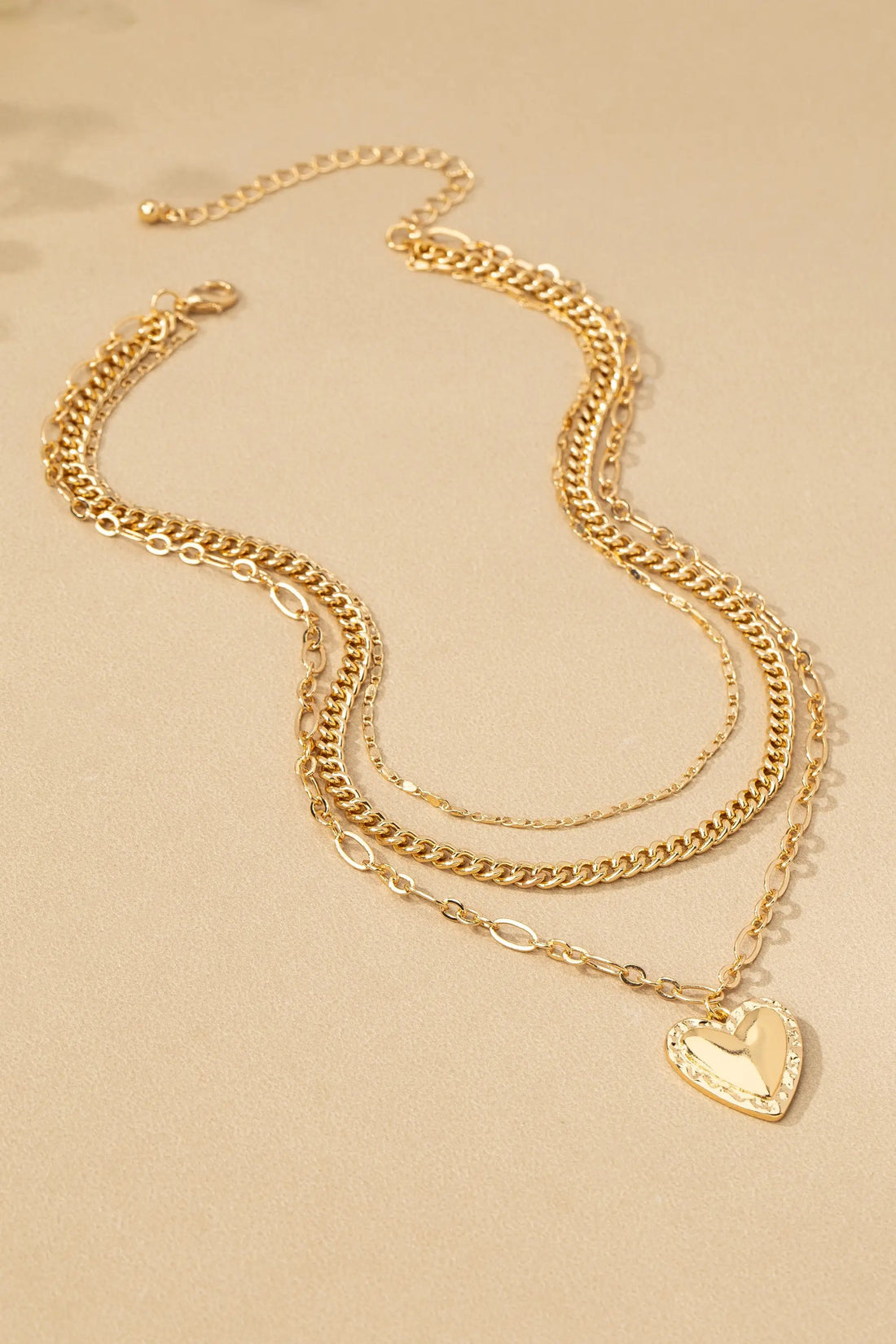 Collar de 3 Capas con Cadena Mixta y Colgante de Corazón: Elegancia en Cada Detalle by Yanet Collective