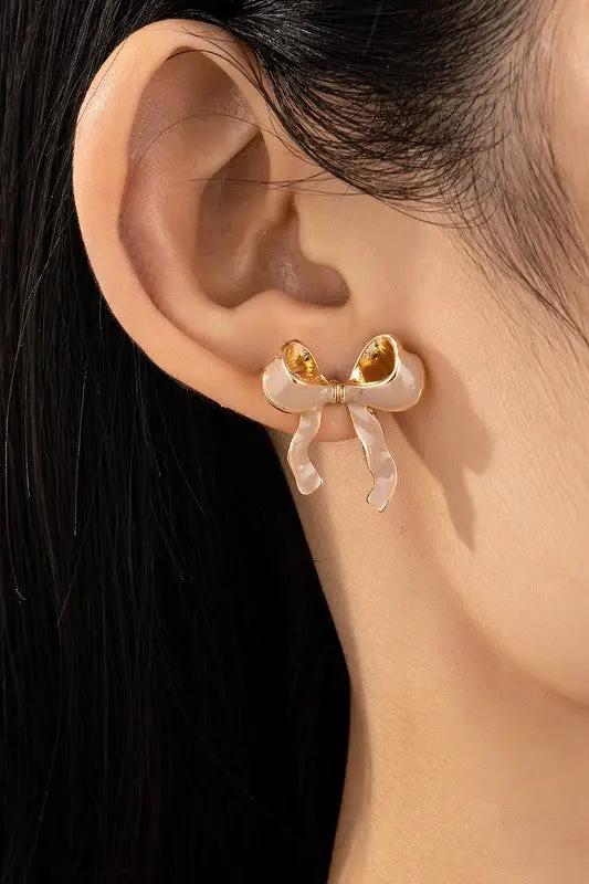 Aretes de Botón Lazo con Esmalte Blanco y Borde Dorado | Diseño Femenino y Delicado | Joyería Elegante by LA3accessories