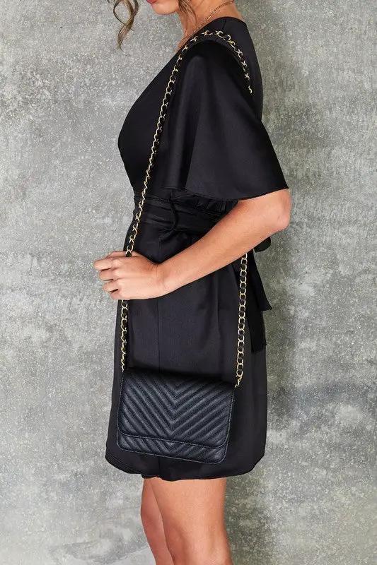 Vestido Saten Cruzado con Escote Profundo en V y Mangas Campana negro by Yanet Collection