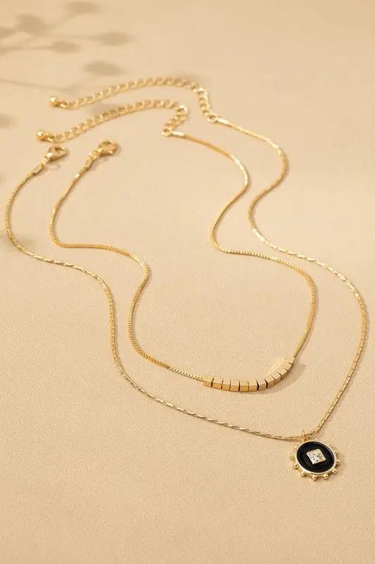 Conjunto De Dos Collares Con Dije Cubo Y Moneda Esmaltada En Cadena Tipo Box Con Cristales Baño De Oro Brillante by LA3accessories