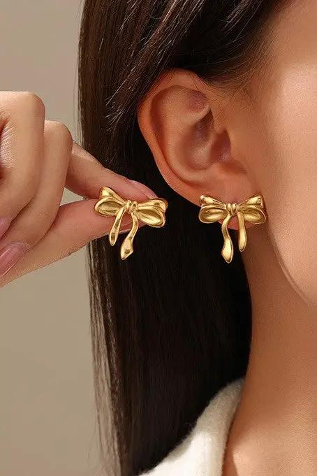 Aretes de Dama "Moño" Acero Inoxidable 18k Dorado, Resistentes al Desgaste by JOSSLYN by Wall to Wall