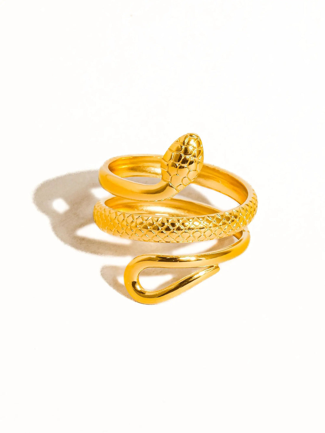 Anillo Serpiente Oro 18K Bañado En Acero Inoxidable Resistente A La Oxidación Colección Lujo Edición Limitada by Yanet Collective