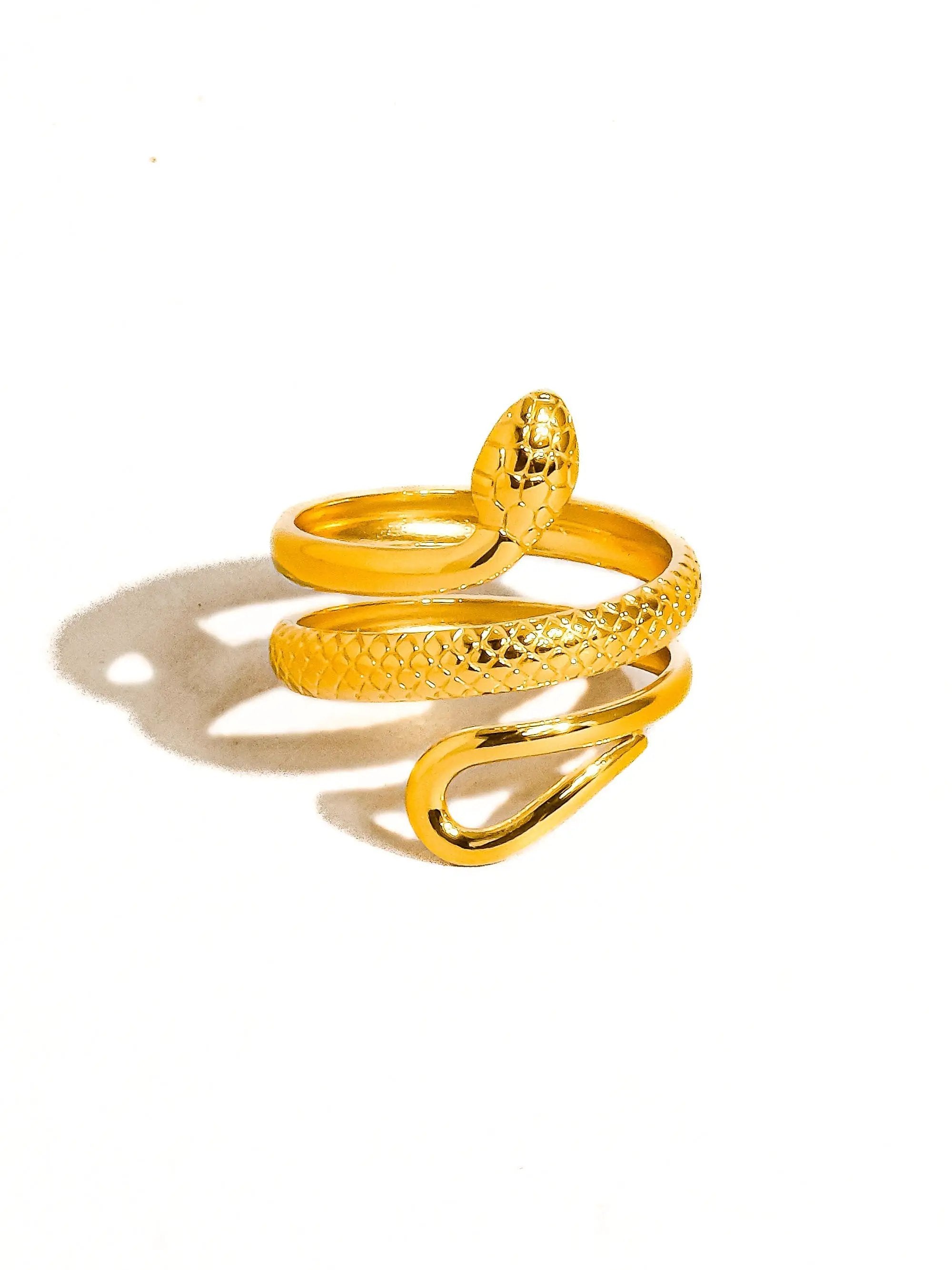 Anillo Serpiente Oro 18K Bañado En Acero Inoxidable Resistente A La Oxidación Colección Lujo Edición Limitada by Yanet Collective