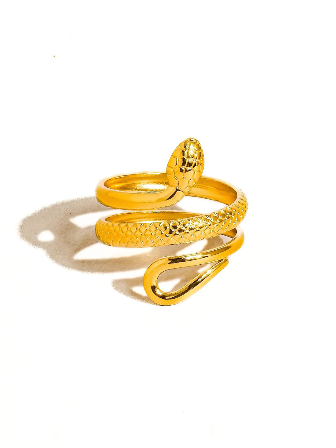 Anillo Serpiente Oro 18K Bañado En Acero Inoxidable Resistente A La Oxidación Colección Lujo Edición Limitada by Yanet Collective