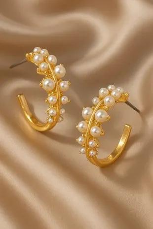 Pendientes de aro de perlas inspirados en enredaderas de hojas by Yanet Collective