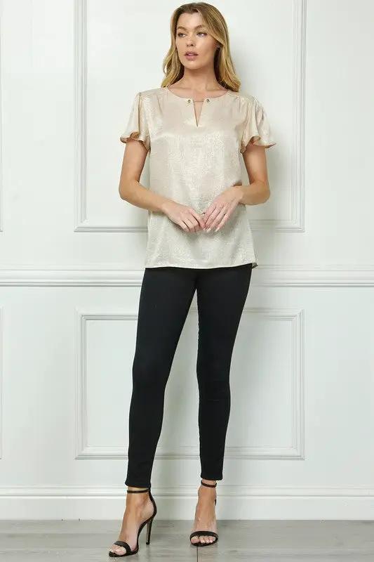 Blusa Elegante con Manga Lentejuelas y Detalle Dorado Beige by Yanet Collective