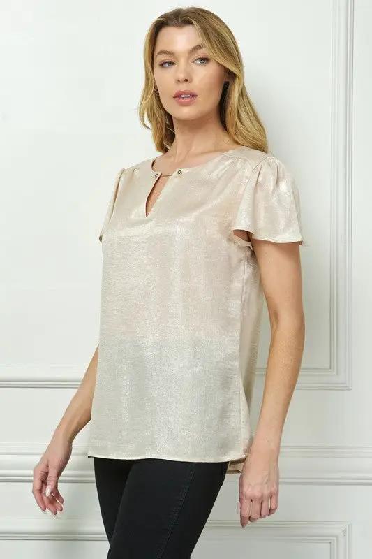 Blusa Elegante con Manga Lentejuelas y Detalle Dorado Beige by Yanet Collective