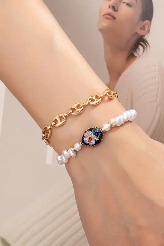 Set 2 Pulseras | Cadena Marina Dorada y Perlas con Dije Central de Esmalte Cloisonné Floral | Cierre Mosquetón by LA3accessories
