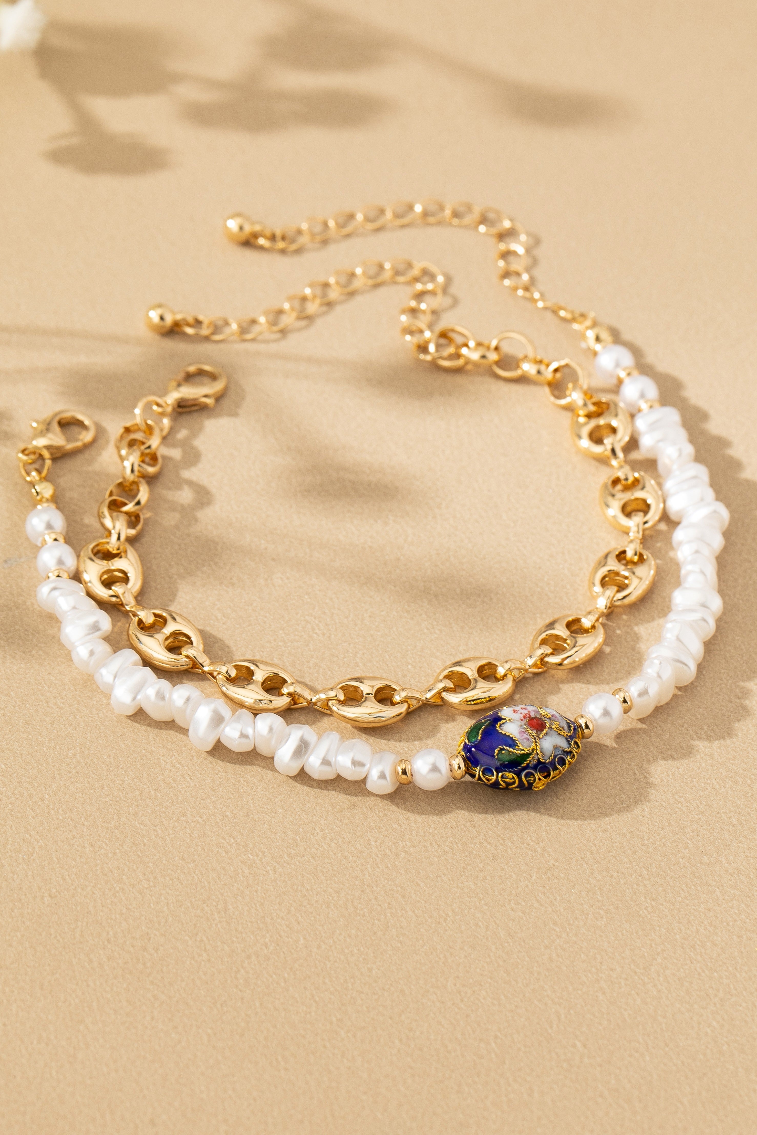 Set de Pulseras Boho Chic: Cadena Dorada Viral y Perlas con Detalle Floral Artesanal