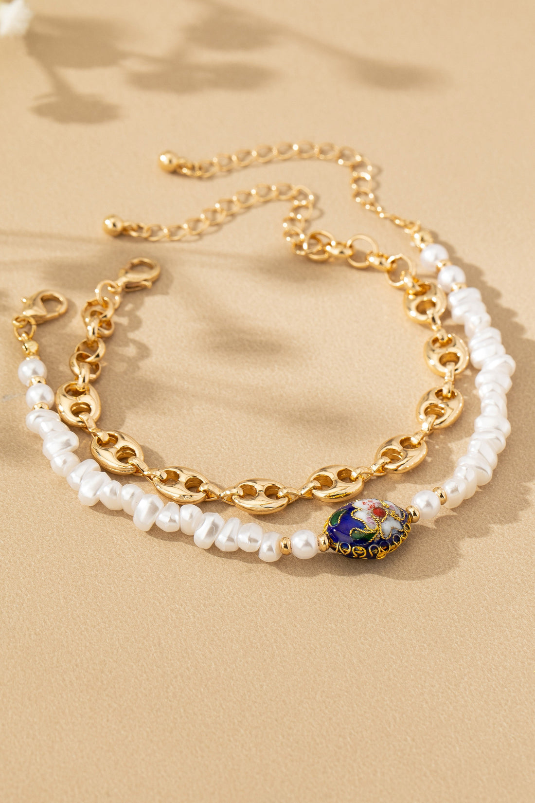 Set de Pulseras Boho Chic: Cadena Dorada Viral y Perlas con Detalle Floral Artesanal