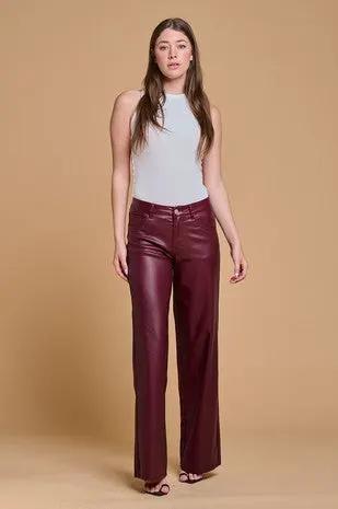 Pantalón de Piel Sintético Stretch Corte Amplio Burgundy Vino Rojo Pierna Ancha by Yanet Collective