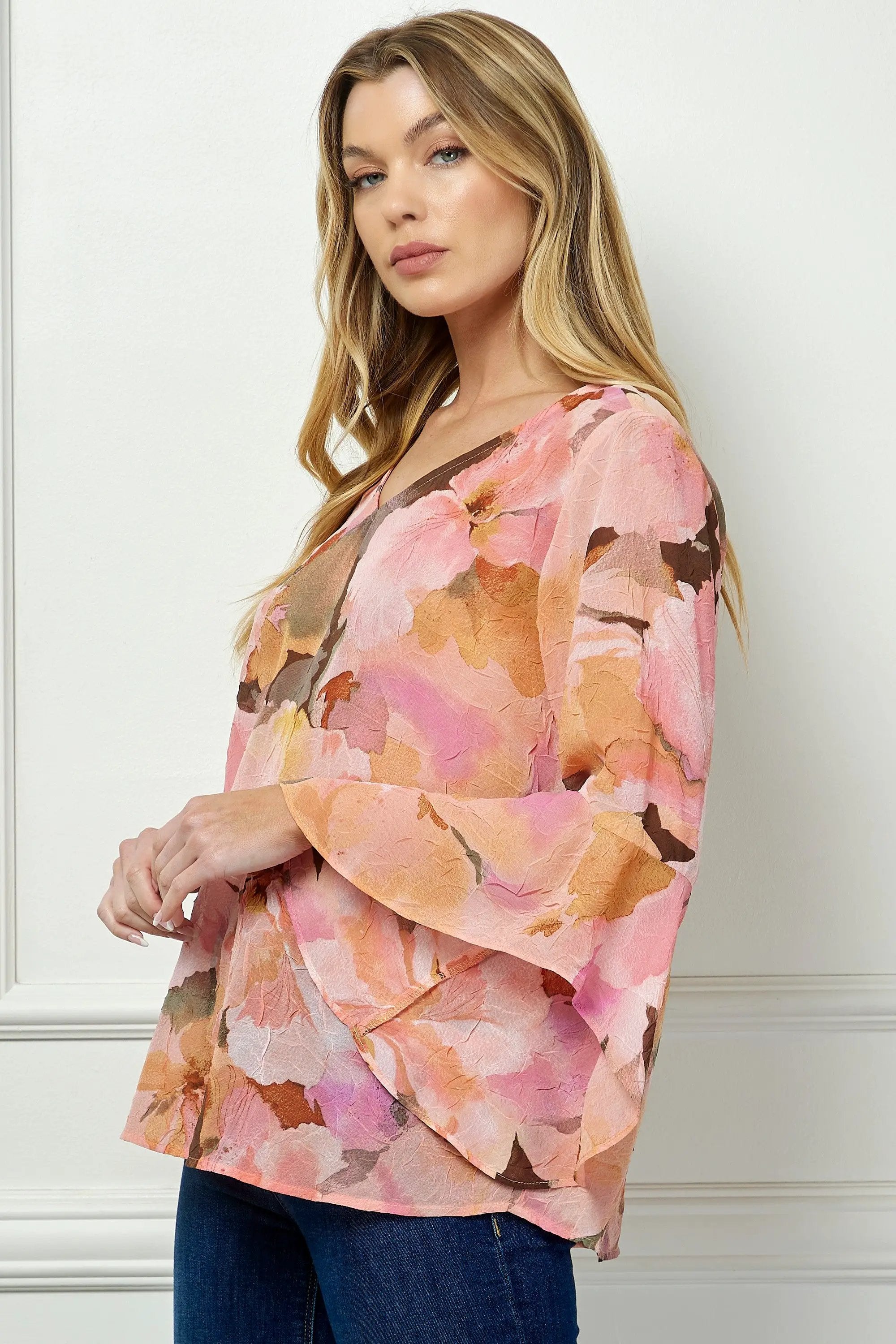 Elegante Blusa con Volantes y Cuello en V by Yanet Collective
