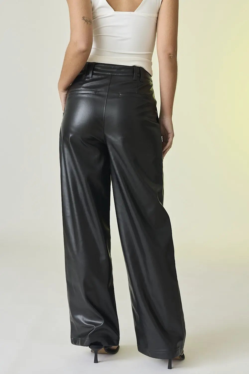Pantalón Negro Pierna Ancha de Piel Sintética para Mujer by Papermoon