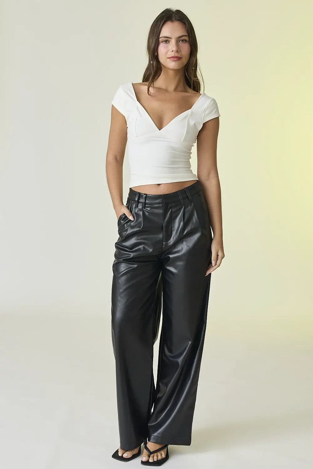 Pantalón Negro Pierna Ancha de Piel Sintética para Mujer by Papermoon