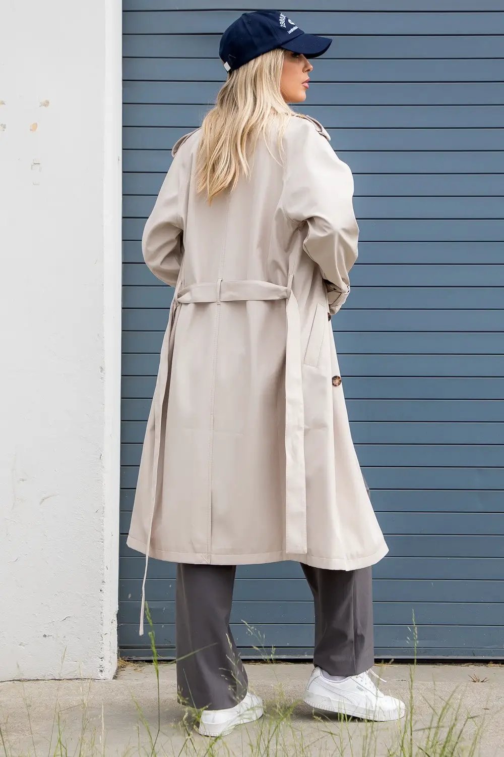 Gabardina abrigo Trench coat largo doble botonadura para mujer color ecru by Yanet Collective