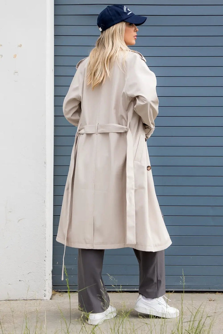 Gabardina abrigo Trench coat largo doble botonadura para mujer color ecru by Yanet Collective