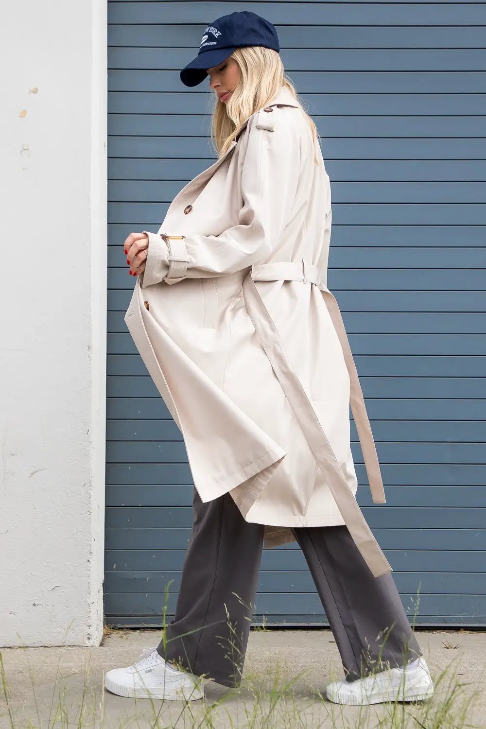 Gabardina abrigo Trench coat largo doble botonadura para mujer color ecru by Yanet Collective
