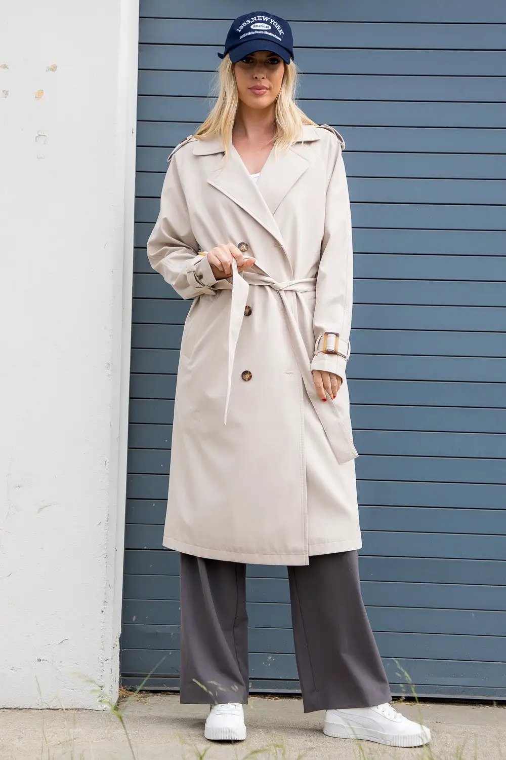 Gabardina abrigo Trench coat largo doble botonadura para mujer color ecru by Yanet Collective