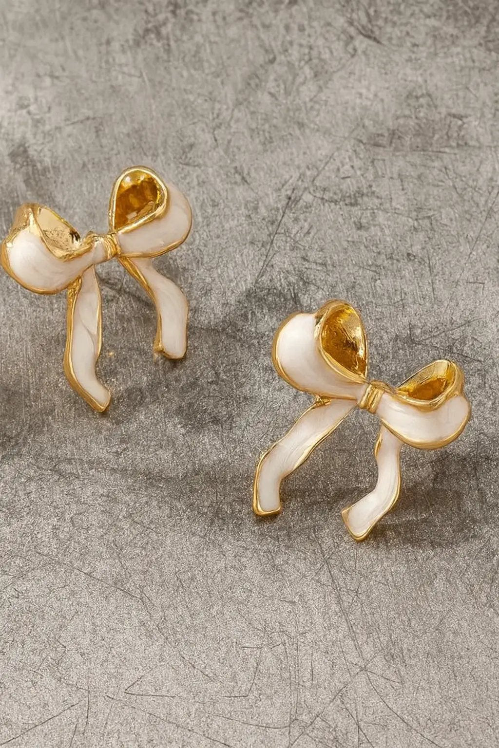 Aretes de Botón Lazo con Esmalte Blanco y Borde Dorado | Diseño Femenino y Delicado | Joyería Elegante by LA3accessories