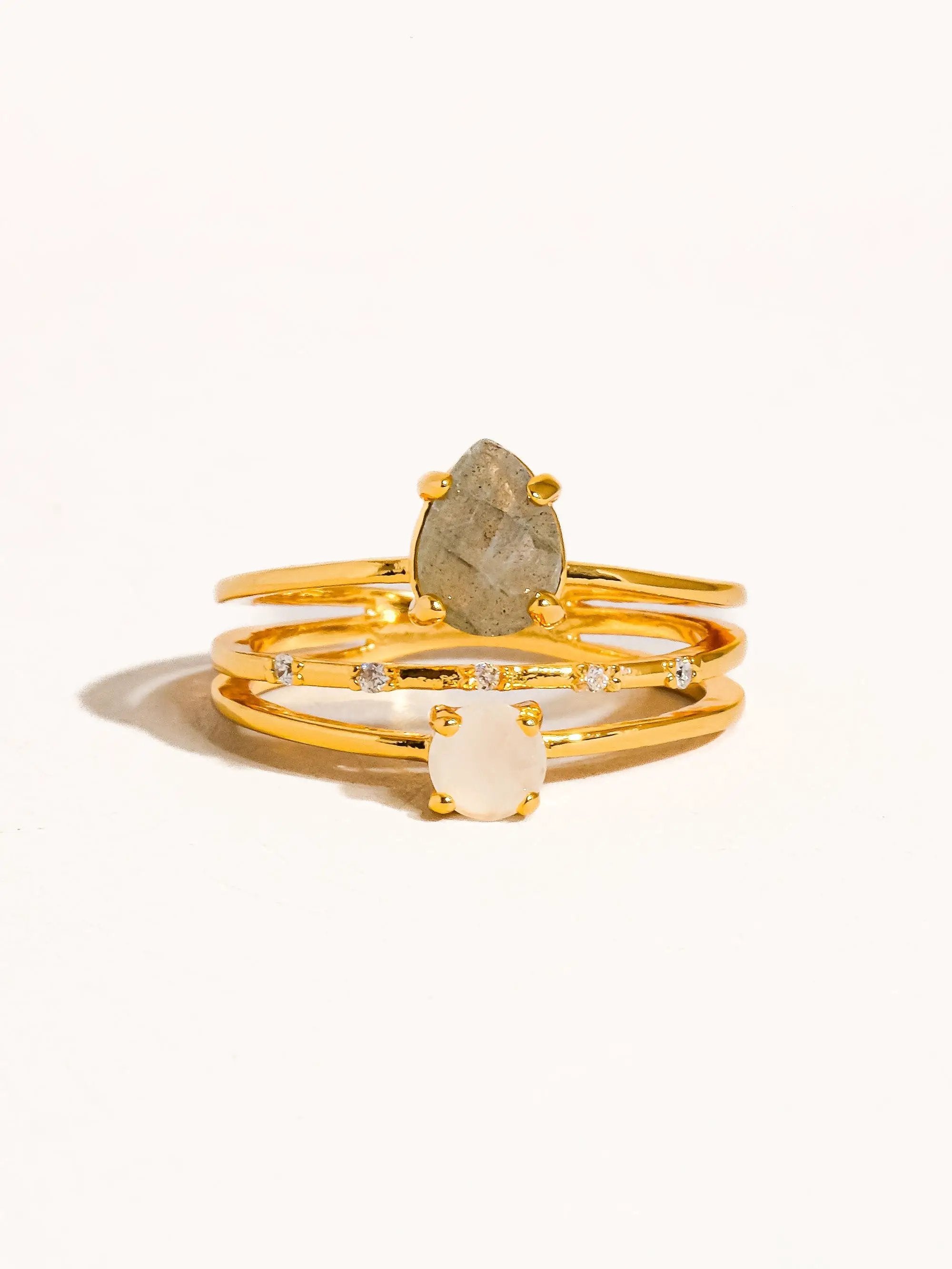 Anillo Statement De Oro 18K Bañado En Latón Con Piedras Naturales Y Circonias Talla 7 by Yanet Collective
