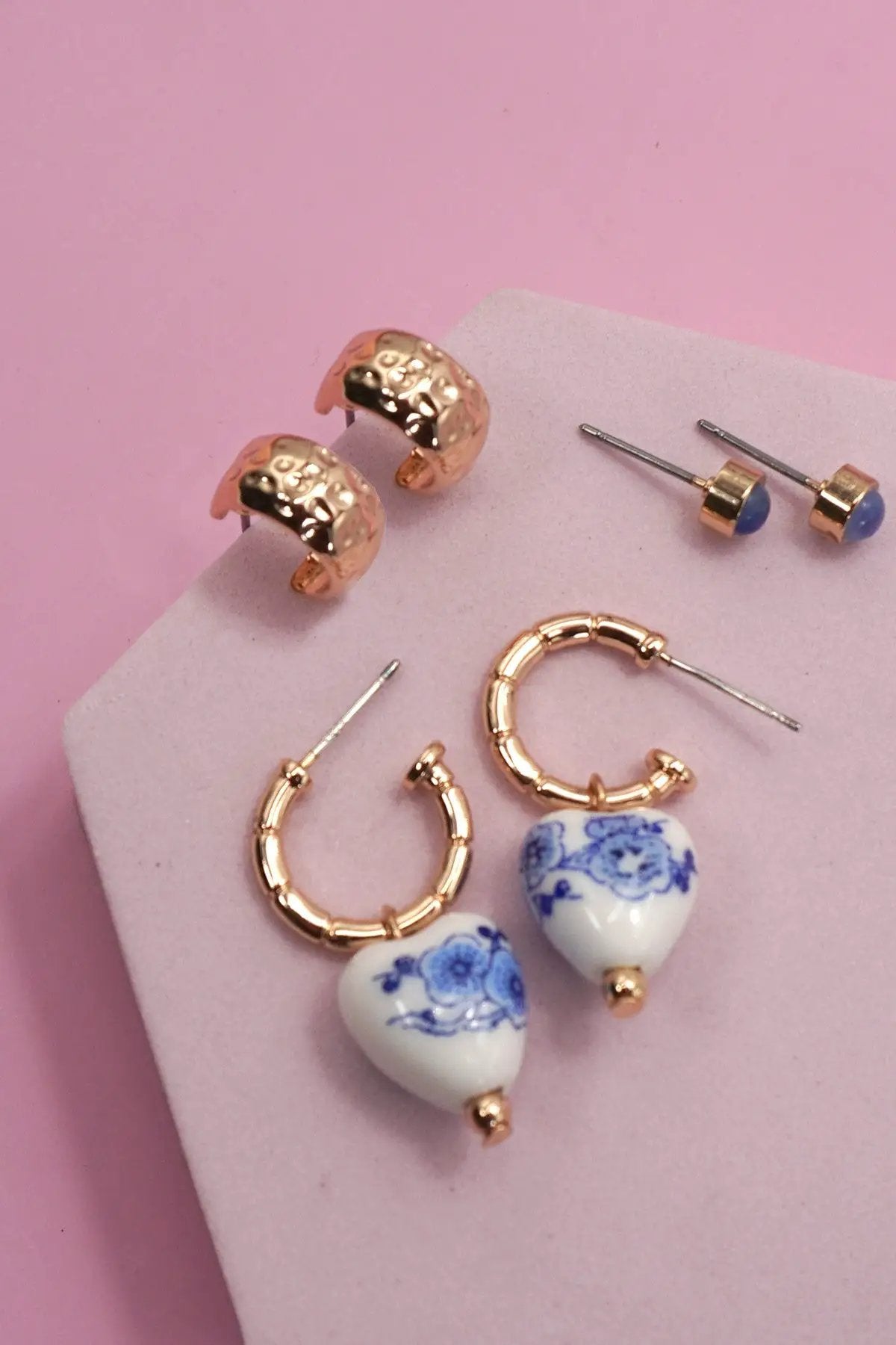 Pendientes de aro Huggie de porcelana y cerámica azul (trío) by Yanet Collective