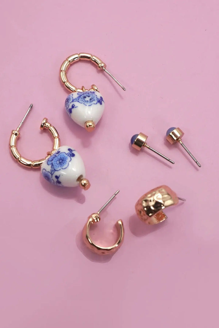 Pendientes de aro Huggie de porcelana y cerámica azul (trío) by Yanet Collective
