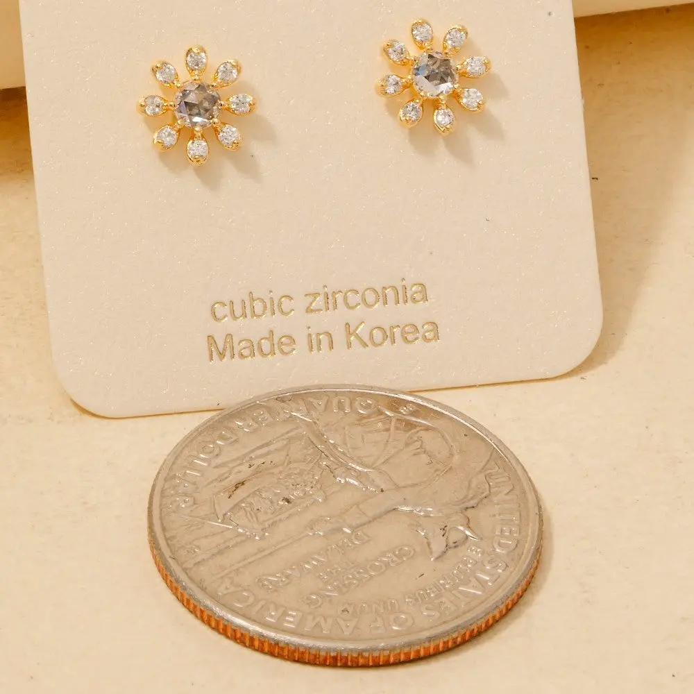 Pendientes de Flor con Circonita Cúbica Bañados en Oro: Elegancia Floral en Oro by Yanet Collective