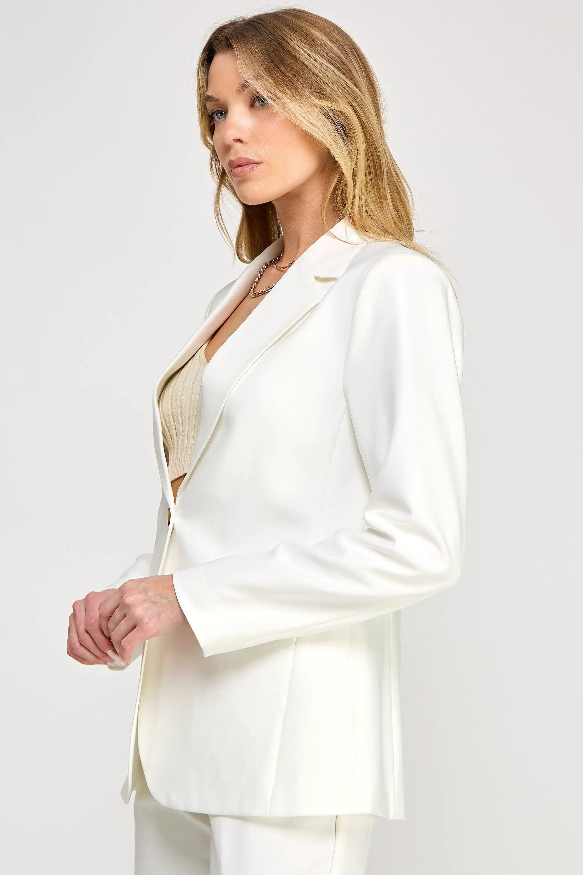 Elegante Chaqueta Blazer de Un Botón con Solapa de Muesca y Detalle de Negro by Yanet Collective