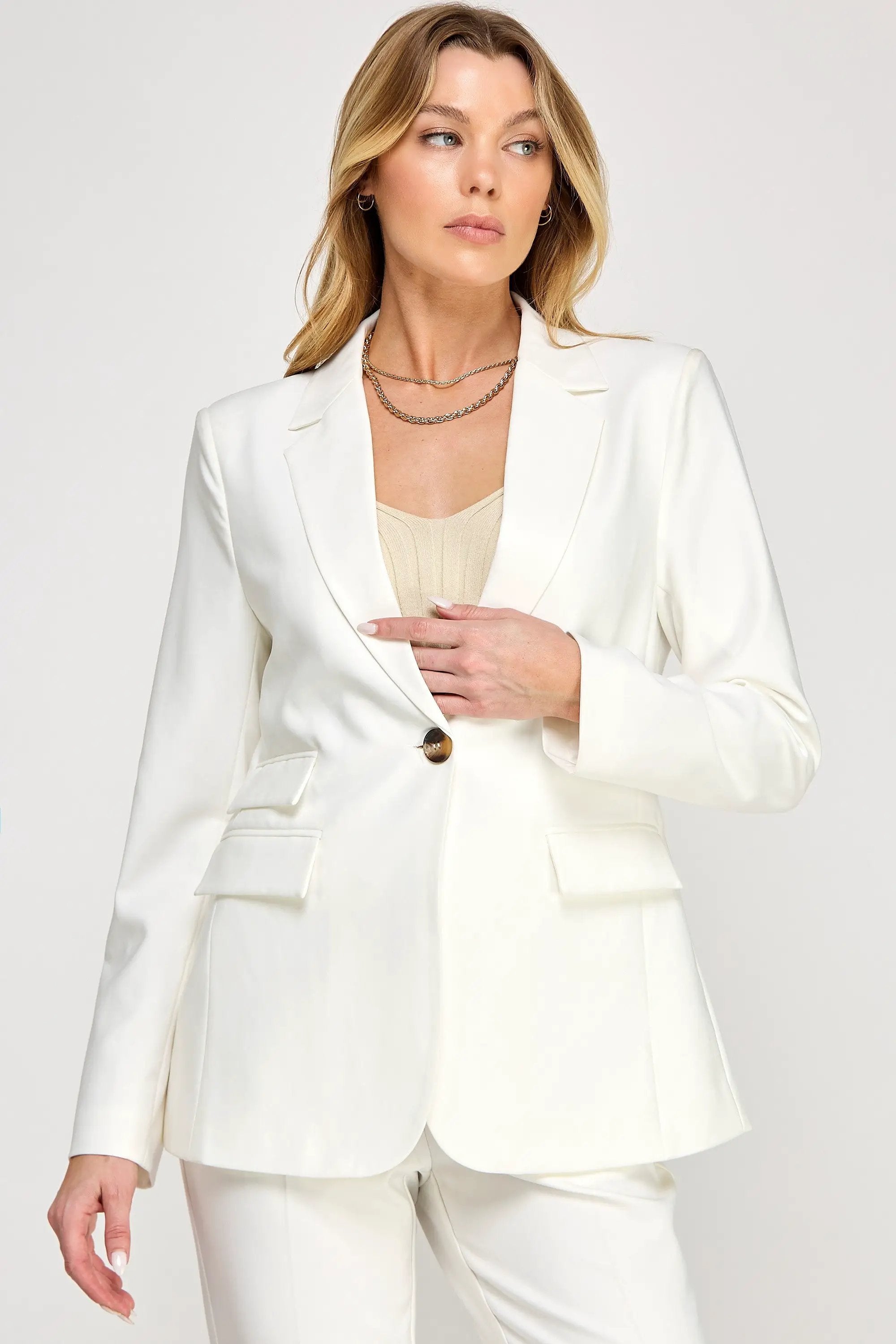 Elegante Chaqueta Blazer de Un Botón con Solapa de Muesca y Detalle de Negro by Yanet Collective