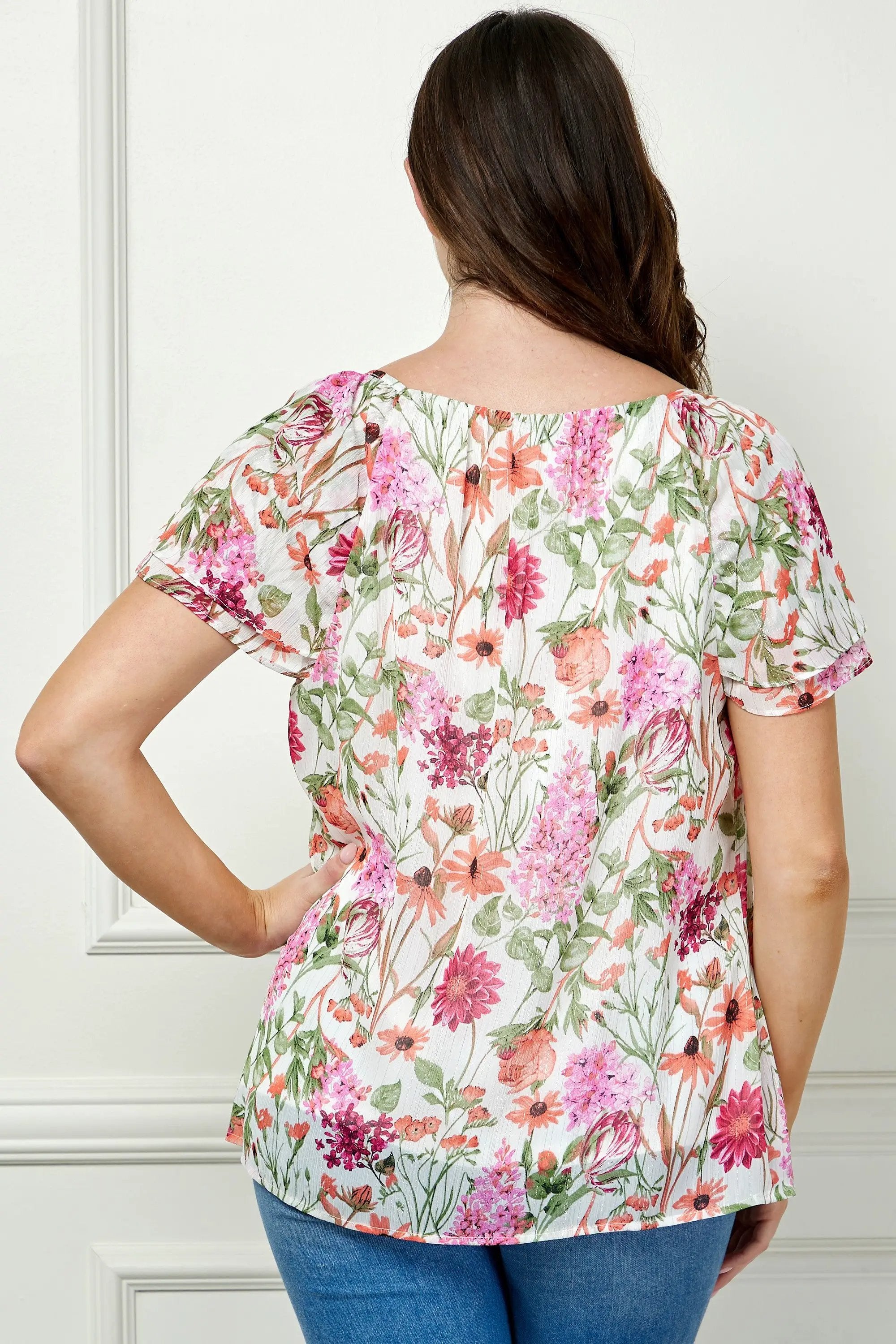 Top Curvy Chic con Mangas Flutter y Detalle de Pin Tuck y Abertura - Ropa de Mujer Tallas Grandes by Yanet Collective