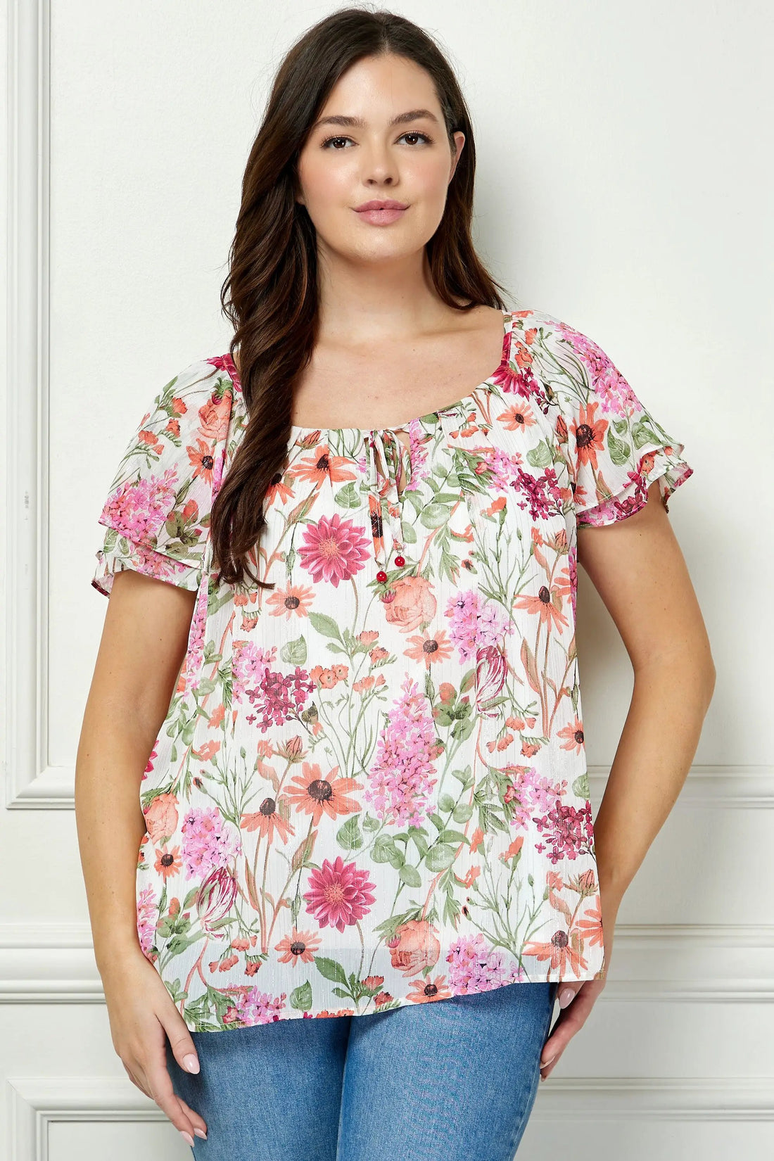 Top Curvy Chic con Mangas Flutter y Detalle de Pin Tuck y Abertura - Ropa de Mujer Tallas Grandes by Yanet Collective