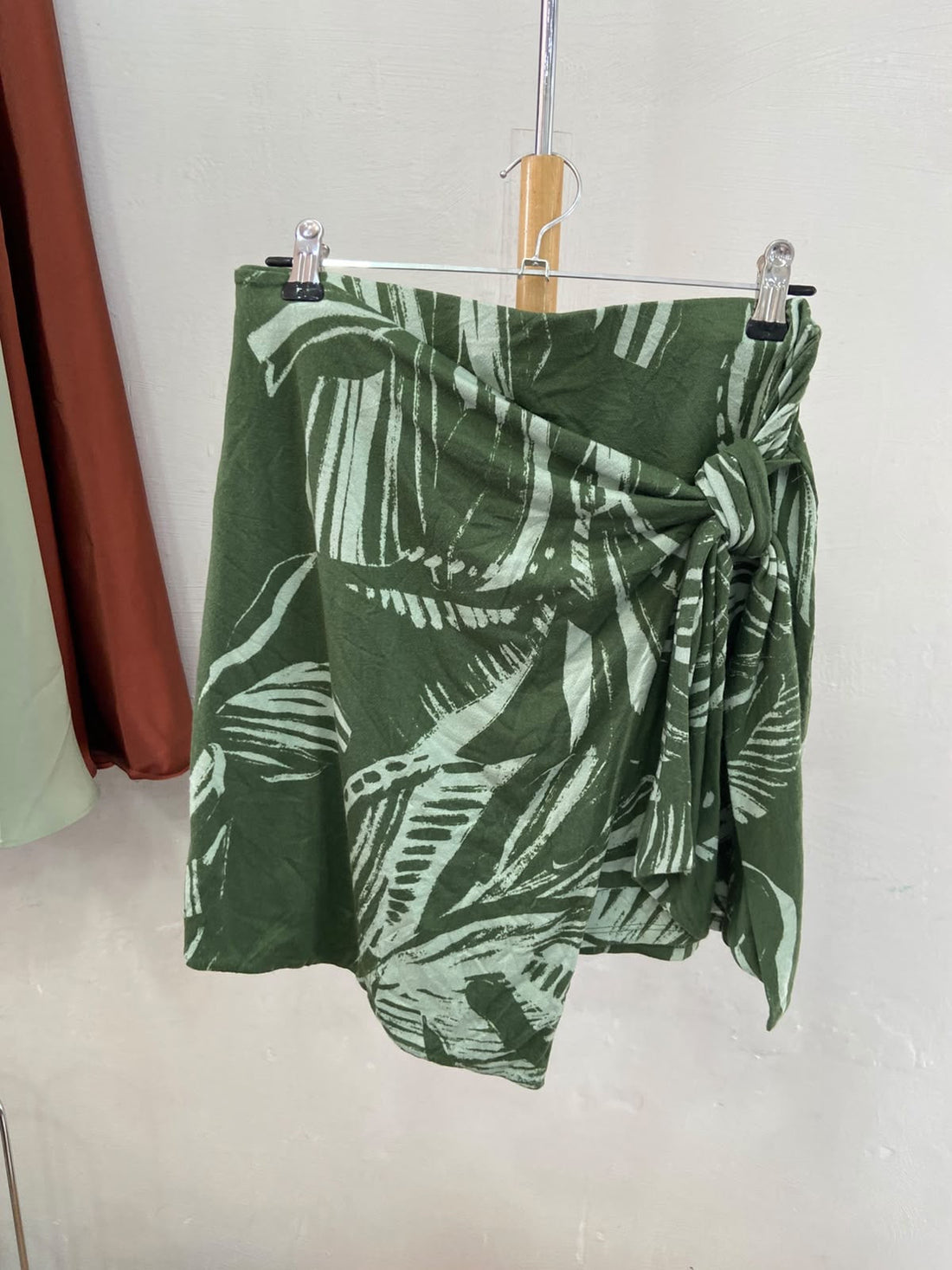 Falda Cruzada Floral Verde con Detalle de Lazo - Estilo Boutique