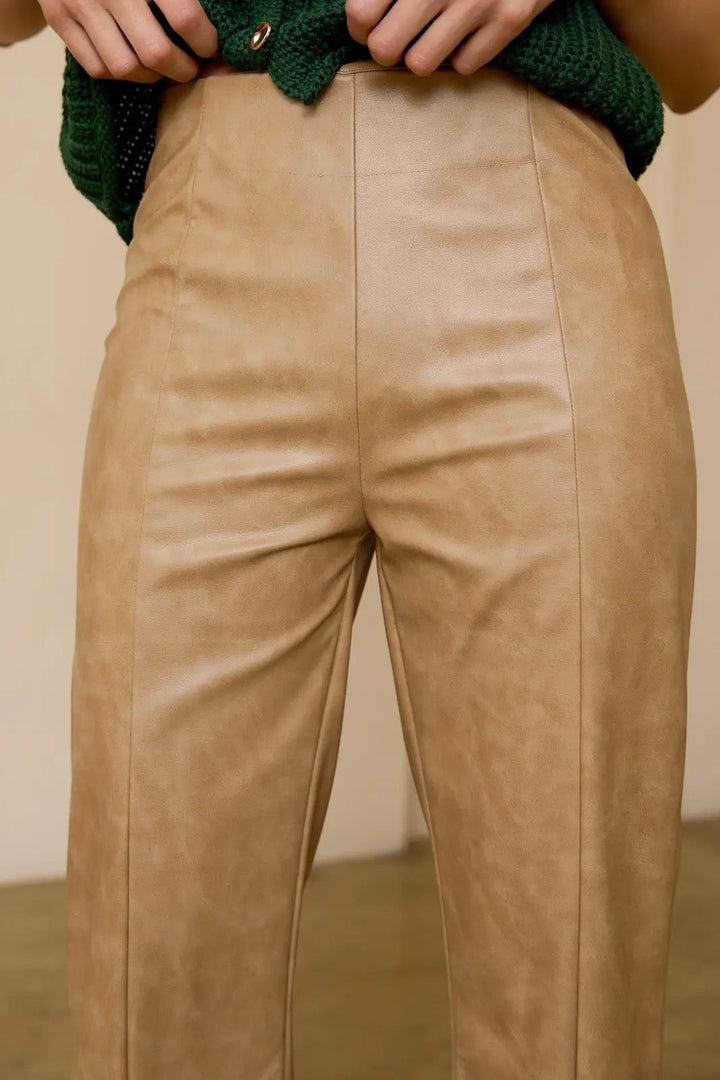 Pantalón Beige Tipo Cuero Sintético para Mujer 🧥 Corte Recto Elegante | Moda Casual Otoño Invierno by Yanet Collective