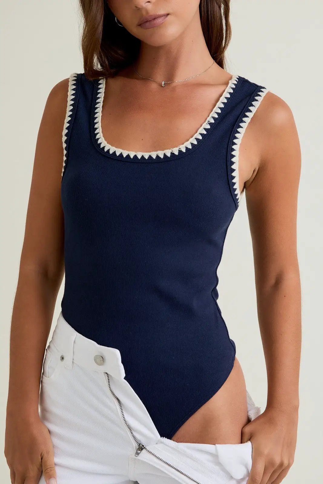 Bodysuit Sin Mangas con Bordado "Edge" - Moda Verde by LE LIS