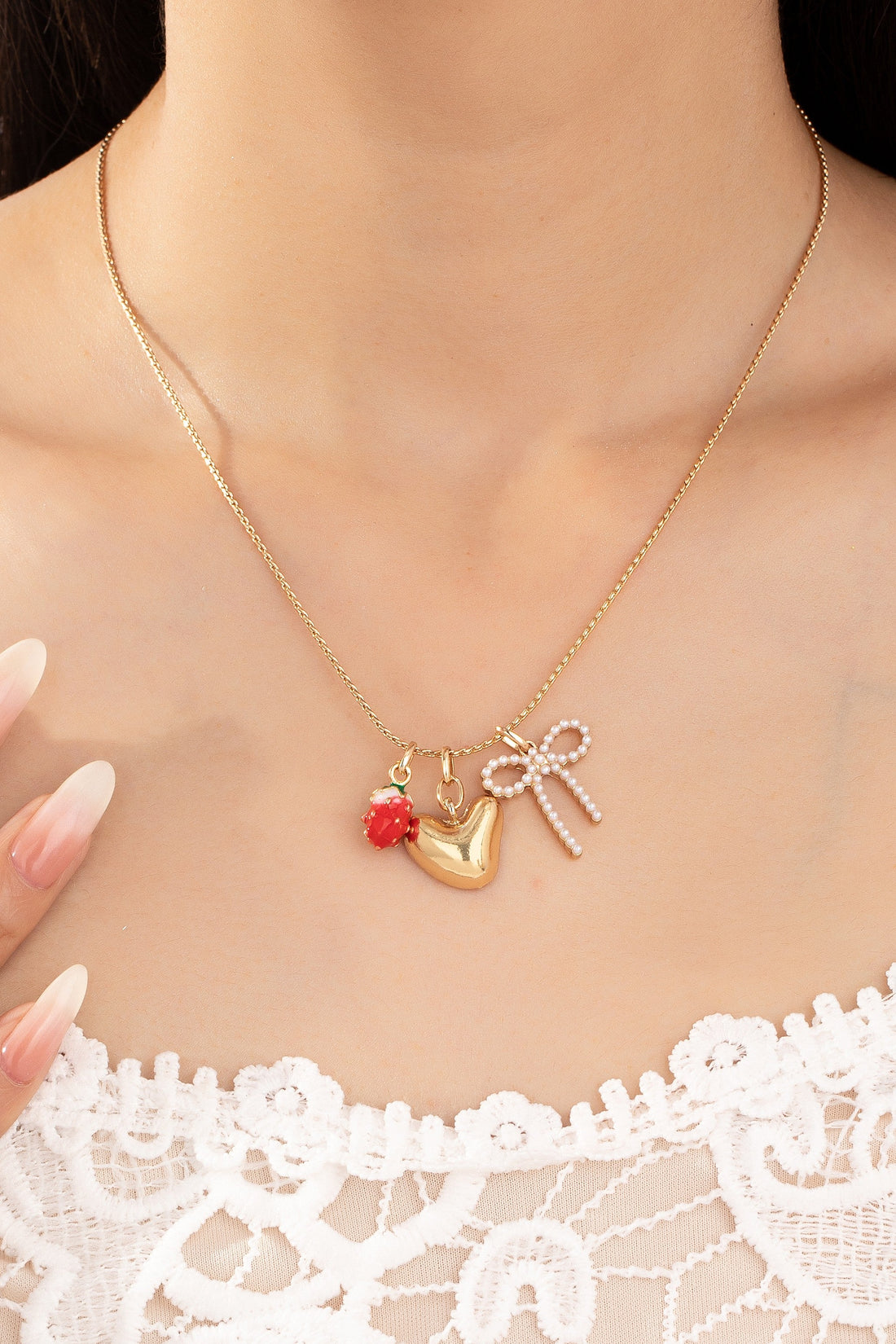 Collar Corazón con Lazo y Fresa - Joyería Artesanal Romántica y Delicada