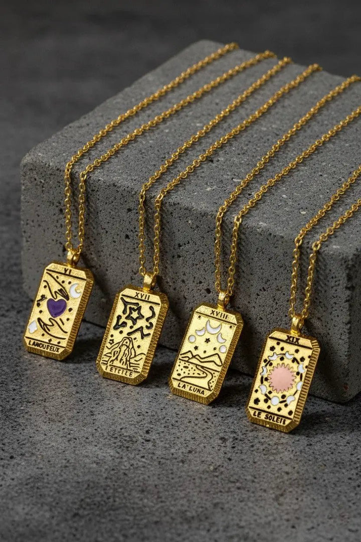 Collar "Amor" en Acero Inoxidable Dorado con Dijes de Taro by LA3accessories
