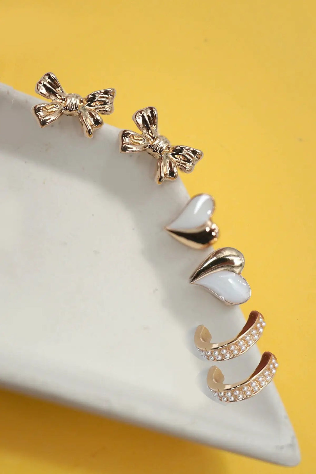 Trío de pendientes de aro con lazo y perla Huggie by Yanet Collective